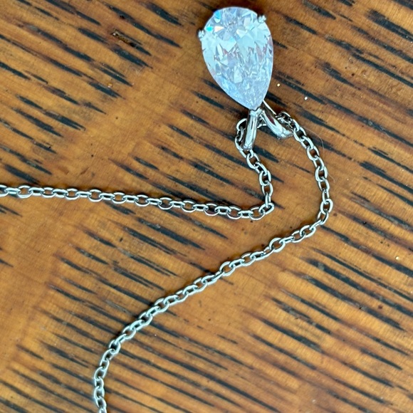 Elegant Silver Teardrop Pendant Necklace - Picture 3 of 7